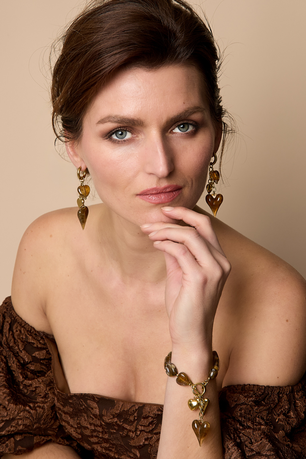 Boucles D'Oreilles Avec Des Cœurs Pendants Sur Une Chaîne Image2