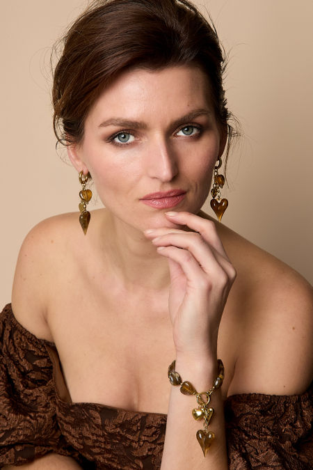 Boucles d'oreilles avec des cœurs pendants sur une chaîne 2