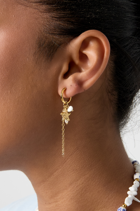 Petites boucles d'oreilles créoles ornées d'étoiles de mer, d'une chaîne, de perles et de perles de rocaille. 2