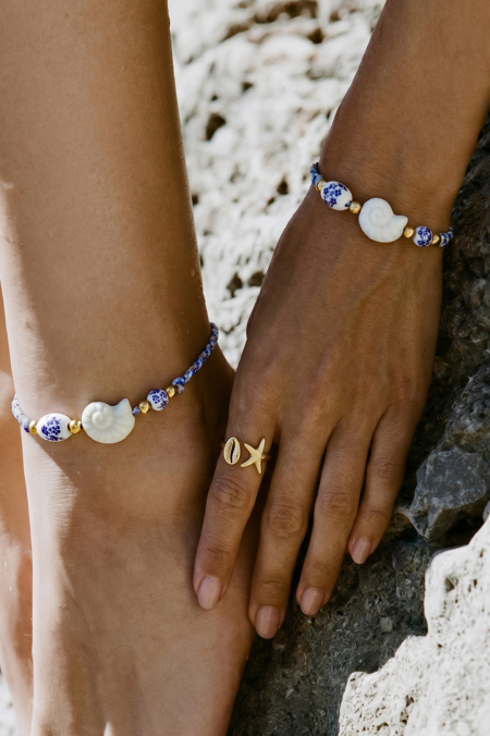 Bracelet en corde orné de perles à motifs de coquillages et de fleurs 2