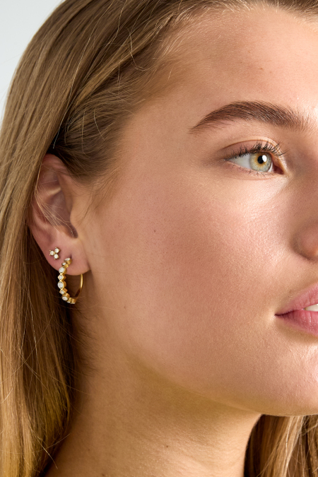 Boucles d'oreilles fines ornées de 3 pierres 2