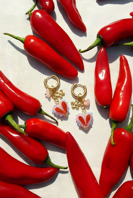 Boucles d'oreilles avec des breloques en forme de cœur colorées 2