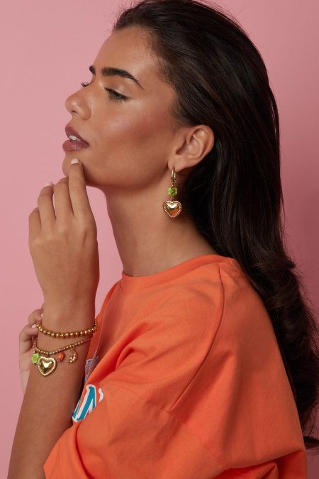 Boucles d'oreilles ornées de perles colorées et d'un pendentif en forme de cœur. 2
