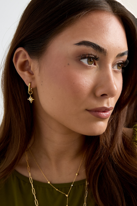 Boucles d'oreilles avec une étoile filante sur une petite bague 2