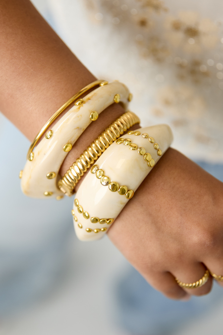Bracelet jonc en résine avec clous à motif rayé 2