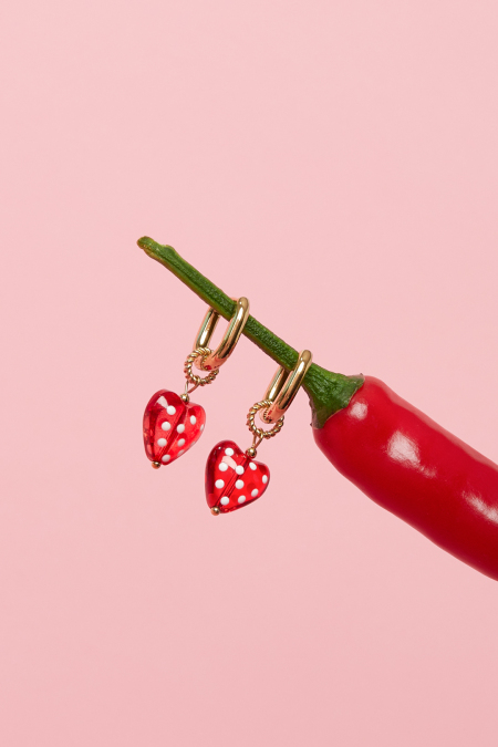 Boucles d'oreilles avec des cœurs pendants à pois 2