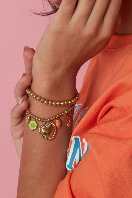 Bracelet en cordon coloré orné de pendentifs et de perles variés 2