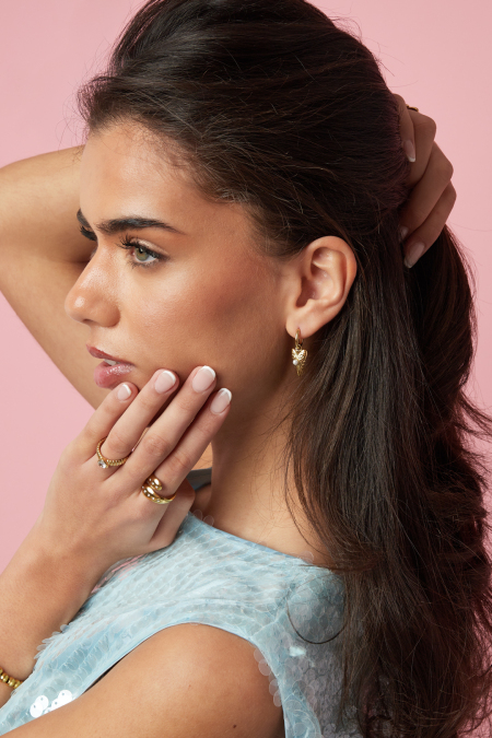 Petites boucles d'oreilles avec un long pendentif en forme de cœur orné d'une perle 2