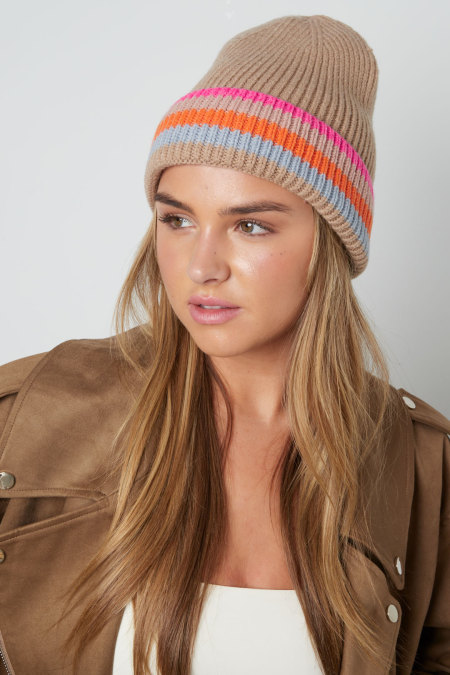 Chapeau à rayures multicolores 2