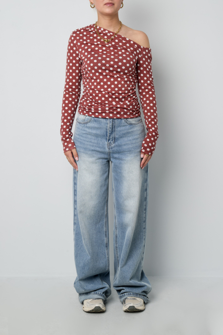 Haut à pois à épaules dénudées et manches longues
