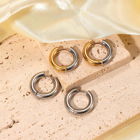 1 paire de boucles d'oreilles créoles classiques en acier inoxydable étanches