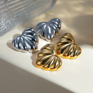 1 Paire De Boucles D'Oreilles À Clous En Acier Inoxydable Étanches En Forme De Cœur. h5 Image4