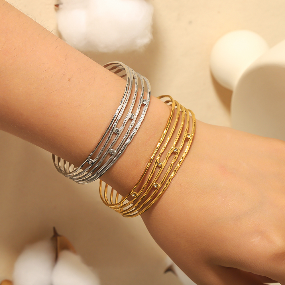 1 Paire De Bracelets Ouverts Multi-Lignes Creux En Acier Inoxydable Plaqué Or , Classiques Et Tendance, Avec Zircons Image3