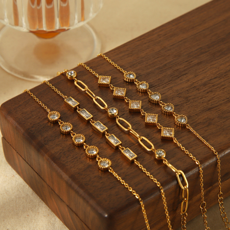 1 bracelet simple et élégant en acier inoxydable plaqué or  avec diamants en forme de cœur géométrique carré, adapté à un usage quotidien pour les femmes