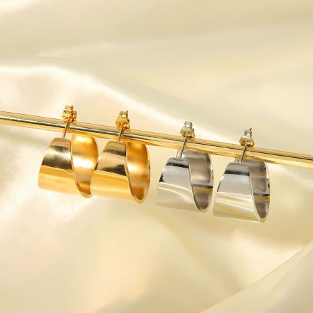 1 paire de boucles d'oreilles classiques simples en acier inoxydable plaqué or , épaisses et lisses en forme de c pour bijoux pour femmes à porter au quotidien 2