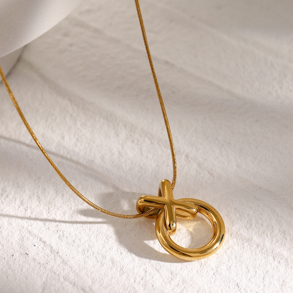 Collier Pendentif Intégré En Acier Inoxydable Or /Xo Au Design Unique Collier En Acier Titane De Style Froid Européen Et Américain Image4