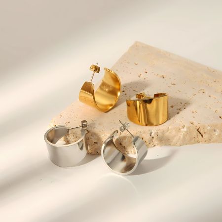1 paire de boucles d'oreilles classiques simples en acier inoxydable plaqué or , épaisses et lisses en forme de c pour bijoux pour femmes à porter au quotidien