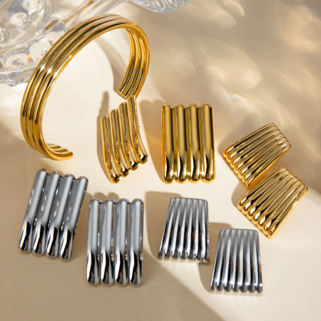 1 paire de boucles d'oreilles puces pour femme, collection Simple Series, en acier inoxydable étanche couleur or.