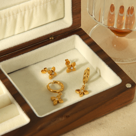 1 paire de boucles d'oreilles simples et élégantes en acier inoxydable plaqué or  avec des fleurs en diamant pour femmes à porter au quotidien 2