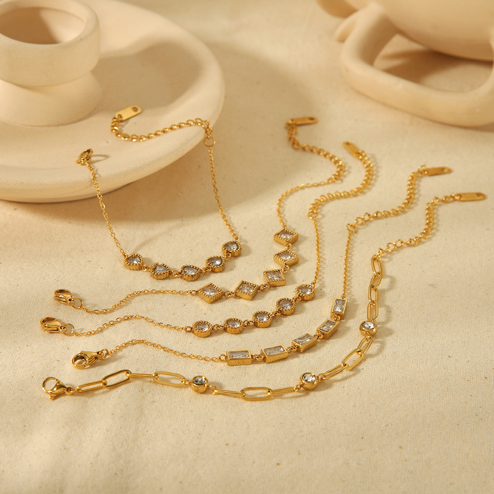 1 Bracelet Simple Et Élégant En Acier Inoxydable Plaqué Or  Avec Diamants En Forme De Cœur Géométrique Carré, Adapté À Un Usage Quotidien Pour Les Femmes Image3