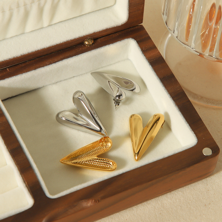 1 paire de boucles d'oreilles géométriques tridimensionnelles en acier inoxydable plaqué or , simples et à la mode, en forme de cœur, pour un usage quotidien pour les femmes 2