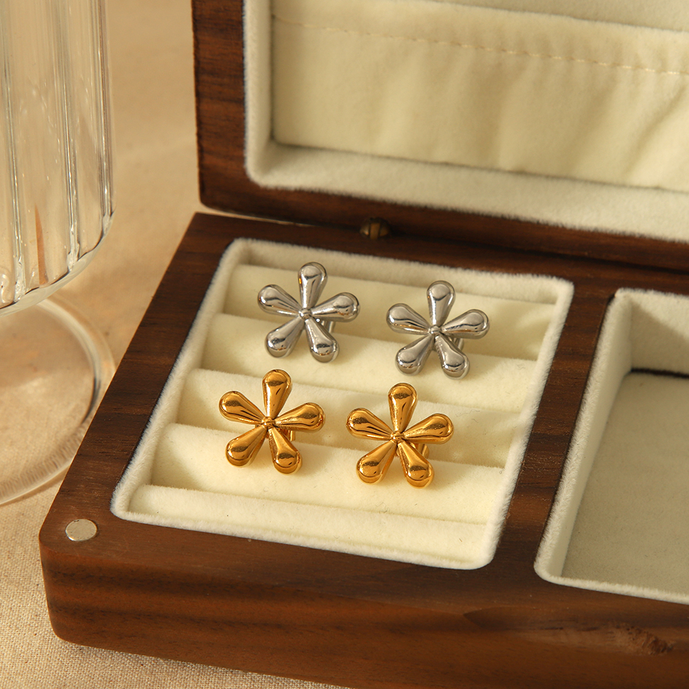 1 Paire De Boucles D'Oreilles Simples Et Élégantes En Acier Inoxydable Plaqué Or  À Cinq Pétales, Adaptées Au Port Quotidien Des Femmes Image3