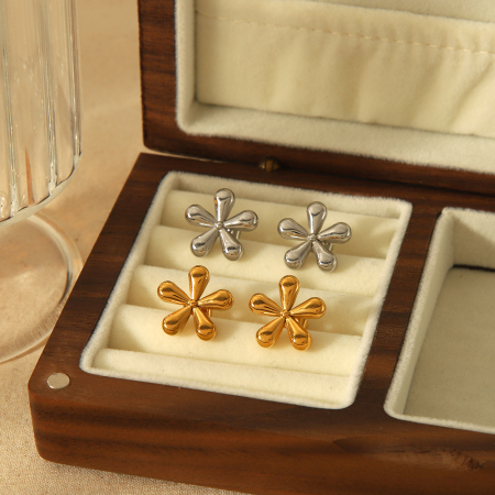 1 paire de boucles d'oreilles simples et élégantes en acier inoxydable plaqué or  à cinq pétales, adaptées au port quotidien des femmes 2