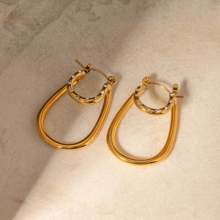 Boucles d'oreilles créoles double couche en acier inoxydable doré et strass blancs, style transfrontalier, alliant légèreté et luxe haut de gamme.