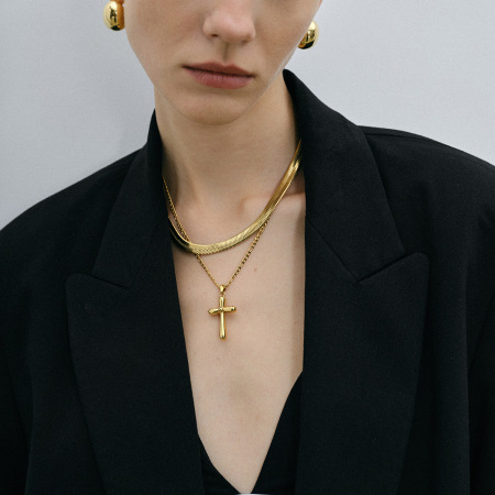 collier croix en acier inoxydable or  européen et américain niche collier croix simple en acier titane haut de gamme