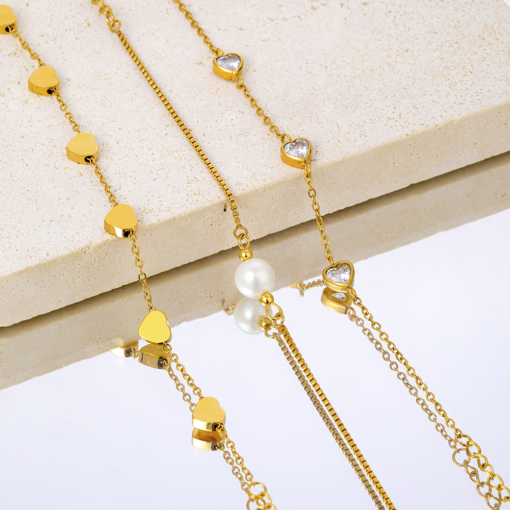 Un Simple Bracelet En Acier Inoxydable Plaqué Or  Avec Un Cœur En Forme De Pêche Et Un Zircon Pour Un Usage Quotidien Pour Les Femmes Image4