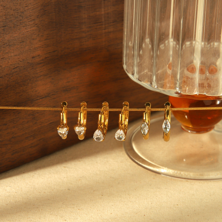 1 paire de boucles d'oreilles simples et tendance en acier inoxydable plaqué or  avec zircon en forme de goutte d'eau pour femme à porter au quotidien