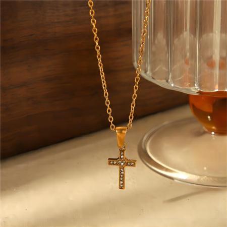 1 pièce de collier simple classique en acier inoxydable plaqué or  avec croix en forme de cœur et de diamant pour un usage quotidien pour femme