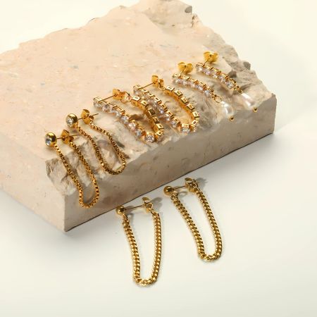Une paire de boucles d'oreilles exquises et tendance en acier inoxydable plaqué or, ornées de perles et de diamants, à porter au quotidien.