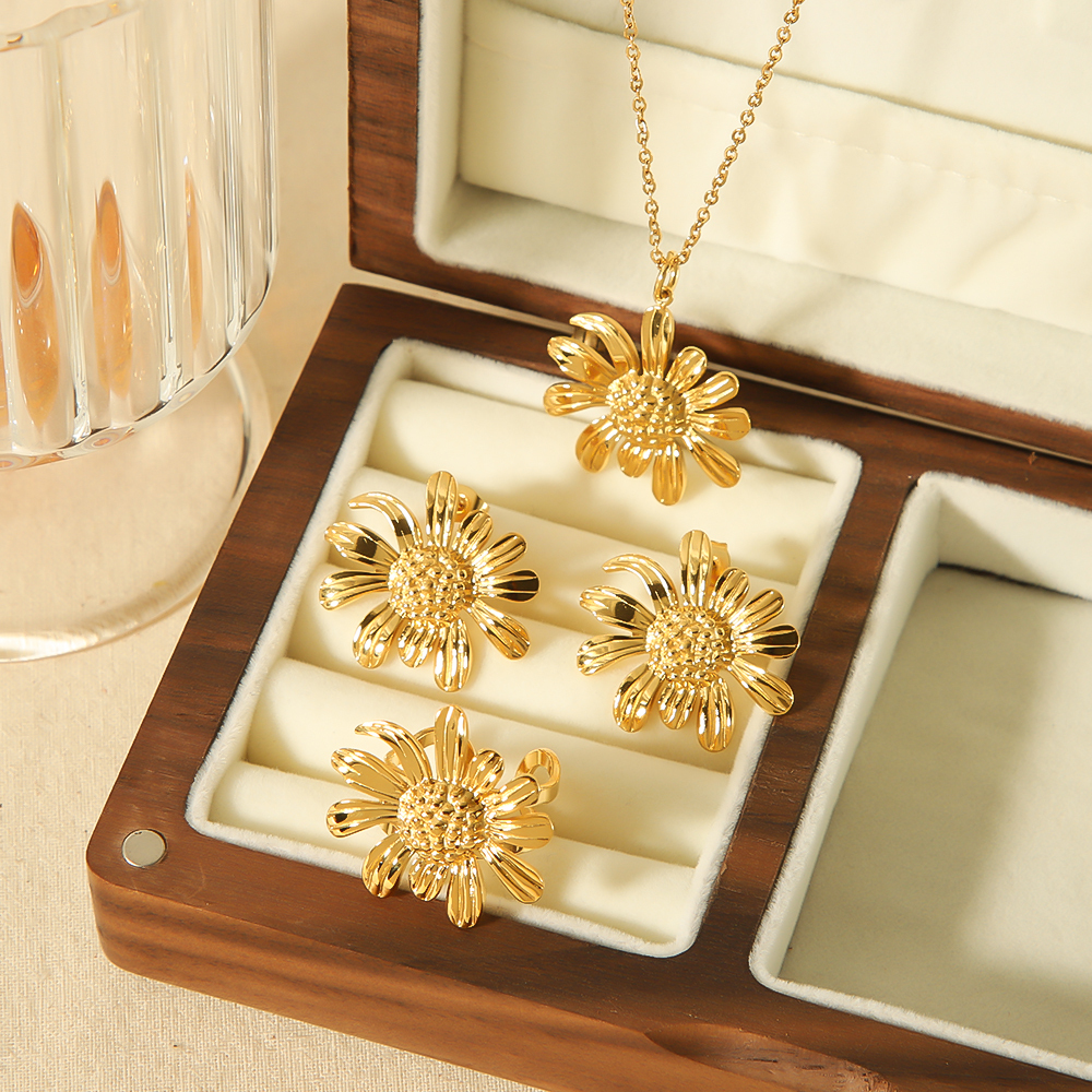 1 Pièce De Collier Pendentif Marguerite En Acier Inoxydable Plaqué Or  Élégant Et À La Mode Pour Femme À Porter Au Quotidien Image4