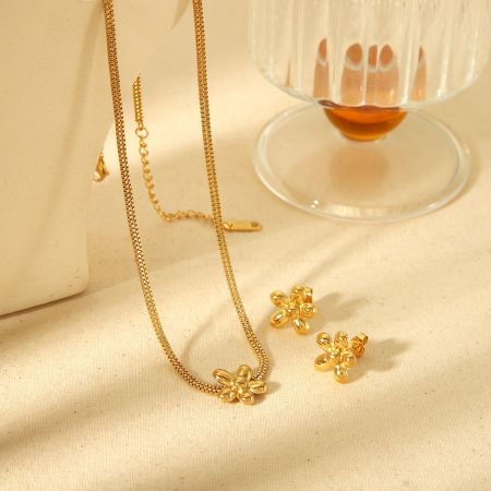 1 pièce de collier de fleurs exquis et à la mode en acier inoxydable plaqué or  pour femme à porter au quotidien 2