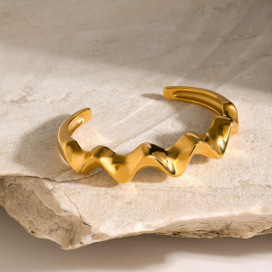 Bracelet Ouvert En Acier Inoxydable À Ondulations Brutes En Or  D'Ie Européenne Et Américaine Bracelet En Acier Titane À Ondulations Brutes De S Internet Nord-Américaines h5 Image3