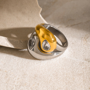 Bague En Acier Inoxydable Poli En Or  De Style Européen Et Américain En Forme De Larme Décalée Avec Zircon Blanc En Forme De Larme h5 Image6