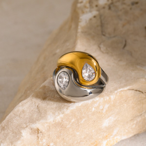 Bague En Acier Inoxydable Poli En Or  De Style Européen Et Américain En Forme De Larme Décalée Avec Zircon Blanc En Forme De Larme h5 Image8