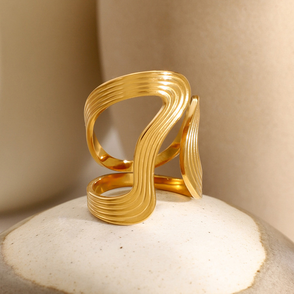 Bague Ouverte En Acier Inoxydable Transfrontalier En Or , Bague En Acier Titane Irrégulière De  De La Mode Sud-Américaine Image3