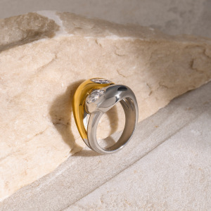 Bague En Acier Inoxydable Poli En Or  De Style Européen Et Américain En Forme De Larme Décalée Avec Zircon Blanc En Forme De Larme h5 Image7