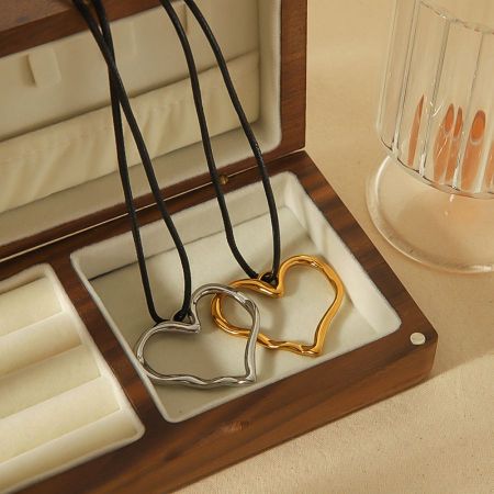collier avec pendentif en forme de cœur classique en acier inoxydable plaqué or  pour femme, série simple, 1 pièce 2