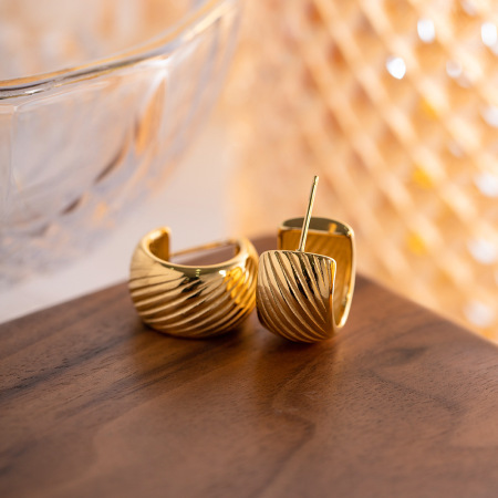 1 paire de boucles d'oreilles puces pour femme, style classique et luxueux, couleur unie, en forme d'anneau, en acier inoxydable plaqué or.