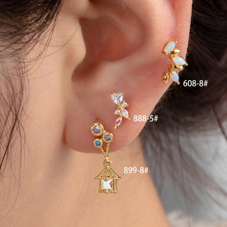 Boucles d'oreilles piercing femme Simple Series Classic Heart en acier titane sans placage, ornées de zircon.