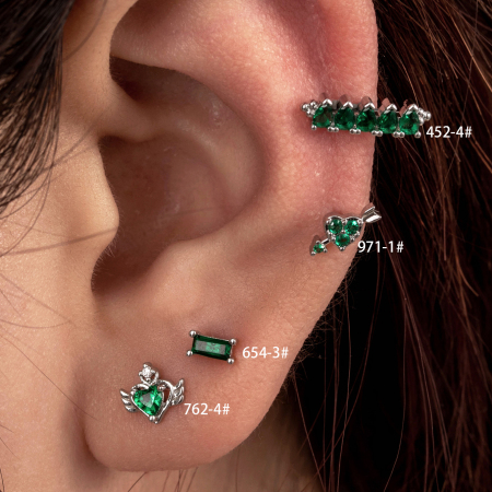 Boucles d'oreilles piercing femme Simple Series Classic Heart en acier titane sans placage, ornées de zircon.