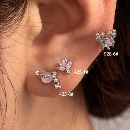 Boucles d'oreilles piercing femme Simple Series Classic Heart en acier titane sans placage, ornées de zircon.