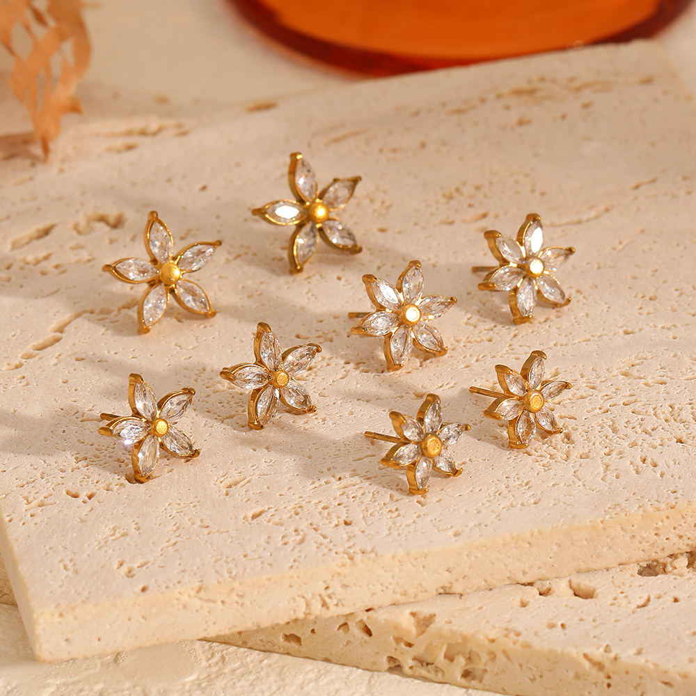 Boucles D'Oreilles Puces Pour Femmes En Acier Inoxydable, Imperméables, Couleur Or, En Forme De Fleur Délicate Et Ornées De Zircon. Image2