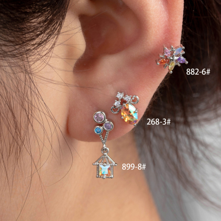 Boucles d'oreilles piercing femme Simple Series Simple Flower en acier titane sans placage, ornées de zircon.