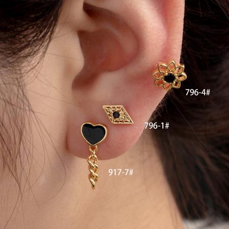 Boucles d'oreilles piercing femme Simple Series Classic Heart en acier titane sans placage, ornées de zircon.
