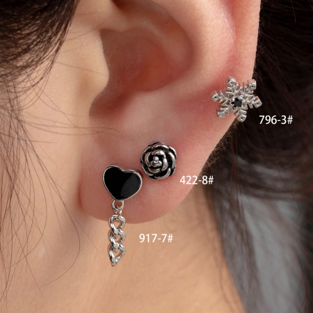 Boucles d'oreilles piercing femme Simple Series Classic Heart en acier titane sans placage, ornées de zircon.