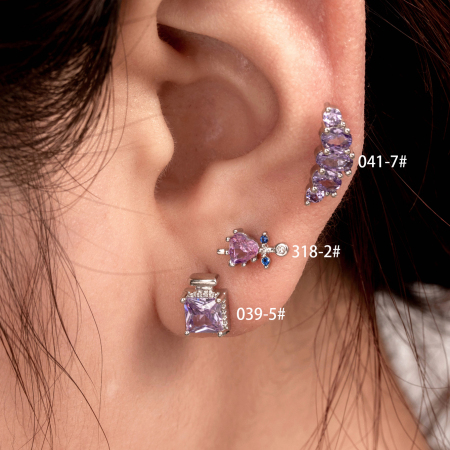 Boucles d'oreilles piercing femme Simple Series Classic Heart en acier titane sans placage, ornées de zircon.
